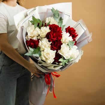 15 красно-белых роз (60 см) Эквадор